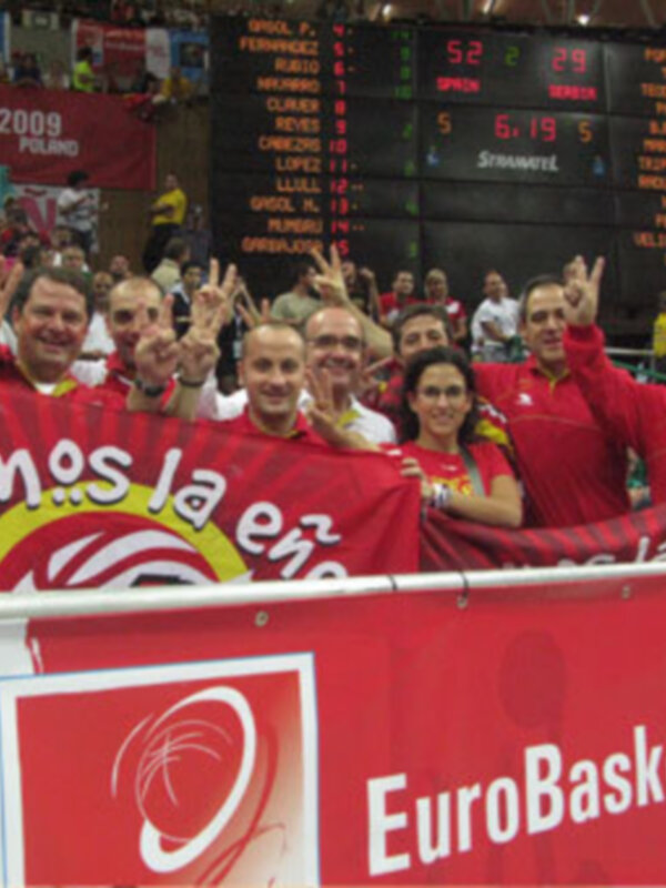 Equipo español celebrando en EuroBasket 2009, con bandera y gestos de victoria.