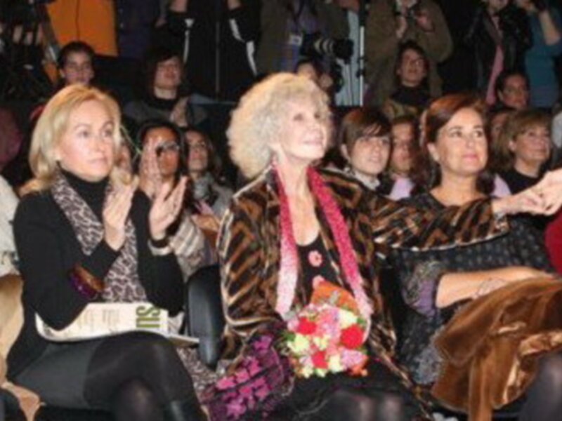 Asistentes al evento aplaudiendo y disfrutando de la presentación.
