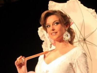 Mónica Martínez, la pareja televisiva de Matías Prats, embarazada de seis meses se sube a la pasarela