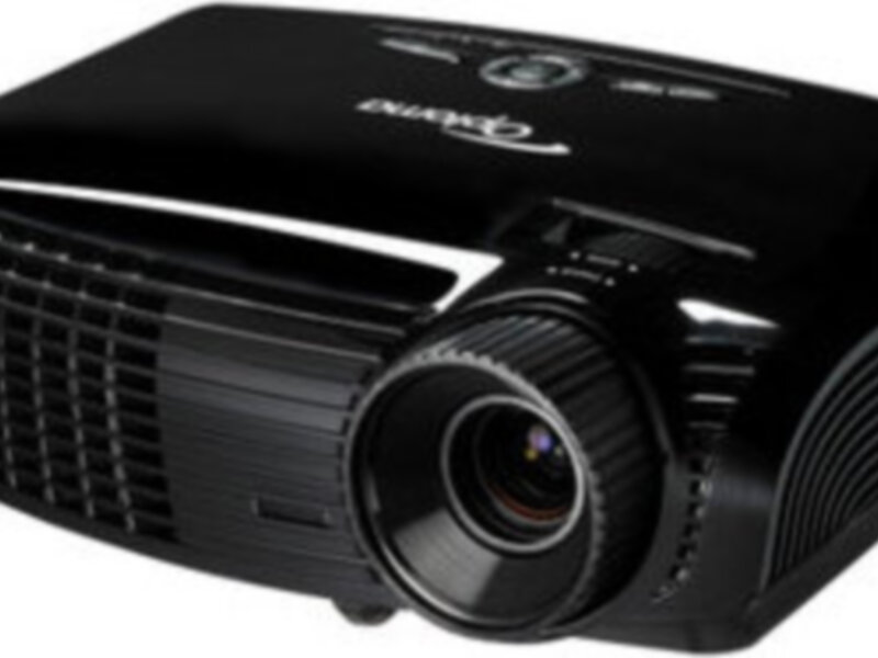 Un proyector de alta definición de marca Dukane, diseñado para ofrecer imágenes nítidas y detalladas en entornos domésticos o profesionales.