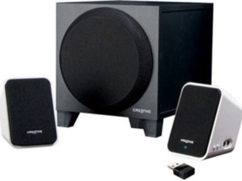 Un sistema de audio Creative con un subwoofer grande y dos altavoces pequeños, todos en color negro.