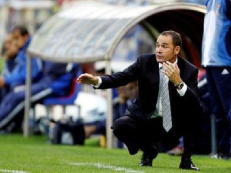 Entrenador en acción durante un partido de fútbol.