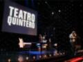 Teatro Quintero, escenario con luces y una pantalla grande.