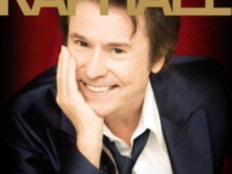 Raphael, un famoso cantante francés conocido por sus éxitos musicales y su carisma en el escenario.