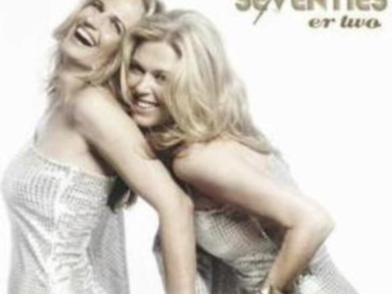 Las Seventies es un álbum de música pop que combina elementos de los años 70 con una mezcla moderna.