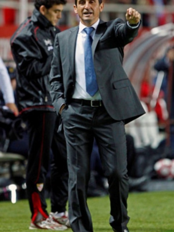 Entrenador en acción durante un partido de fútbol.