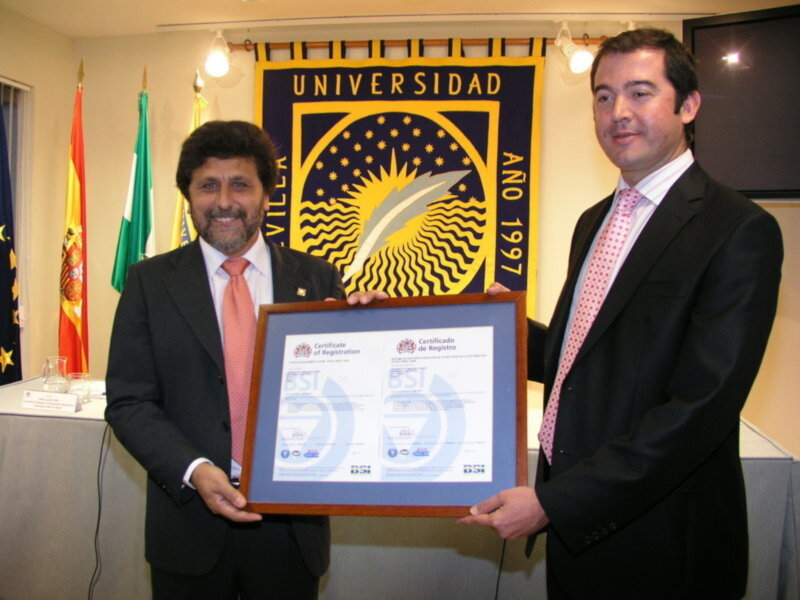 Dos hombres sostienen un diploma en una conferencia de la Universidad Villa de Madrid.