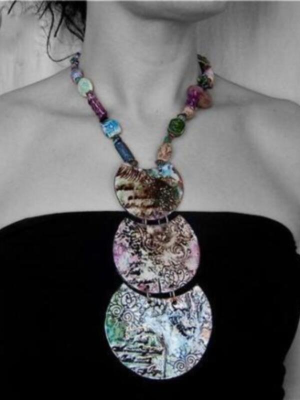 Collar de diseño artístico con colgante grande y cuentas multicolores