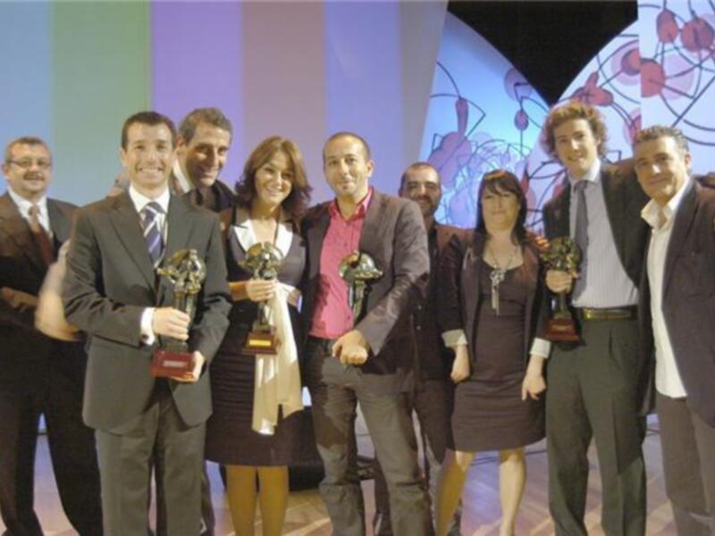 Equipo ganador posa con sus premios en una ceremonia de entrega de galardones.
