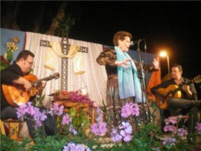 Elenco de artistas solidarios celebran Las Cruces de Mayo en Triana