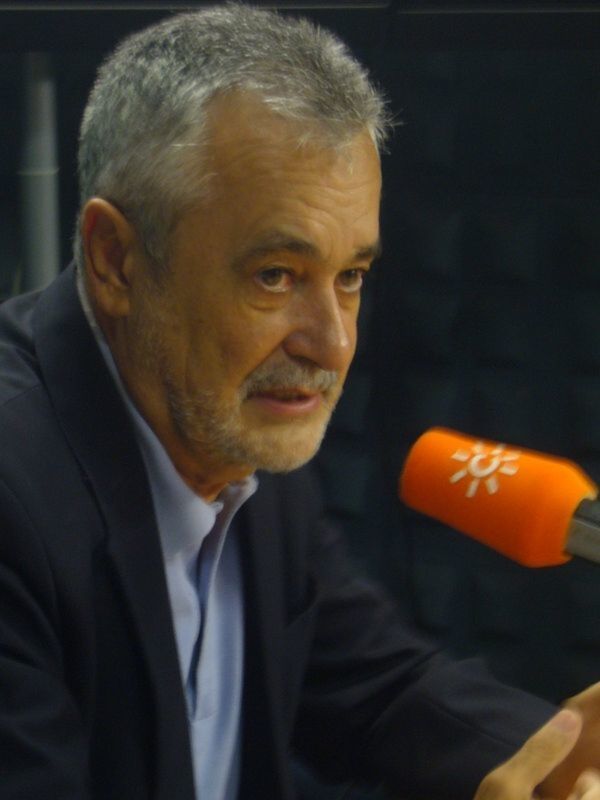 Entrevista en radio con un hombre hablando en un estudio de transmisión.