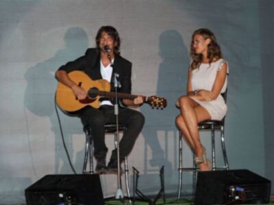 Jessica Bueno, pareja de Feliciano López reaparece tras su polémico romance, en la presentación del nuevo videoclip de Hugo Salazar.