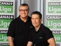 Dos hombres sonrientes frente a un fondo con logos de Canal+ y Liga.