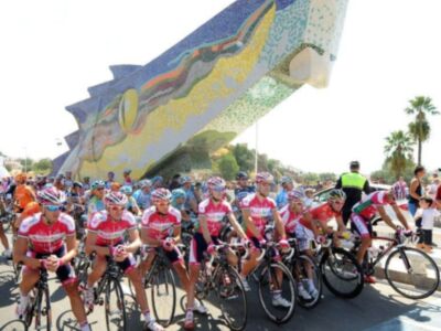 Salida de la segunda etapa de la Vuelta Ciclista