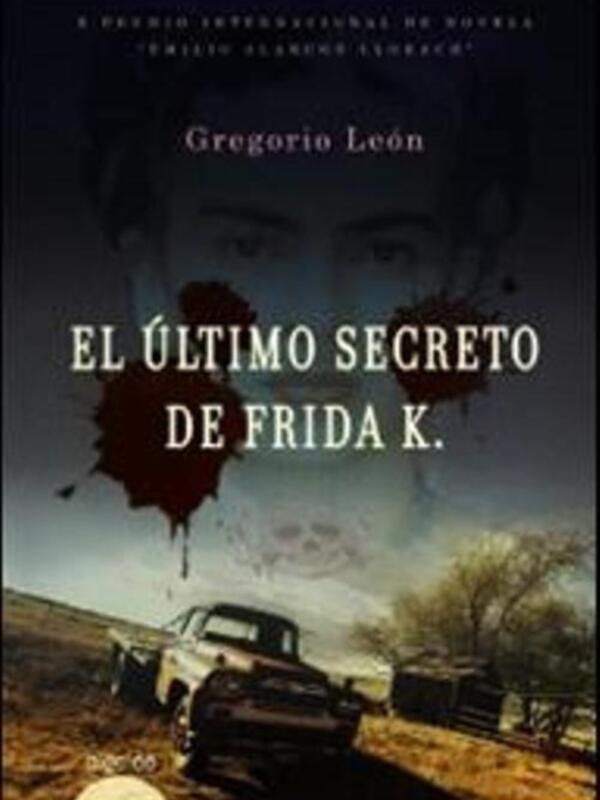 Portada de 'El Último Secreto' de Frida K., con un vehículo abandonado en un paisaje desolado.