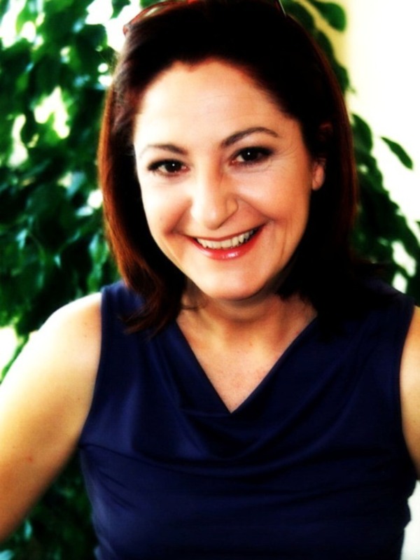 Retrato de mujer sonriente con fondo de hojas verdes
