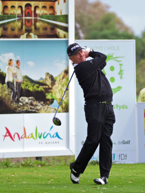 Jugador de golf en acción durante un torneo en Andalucía, España.