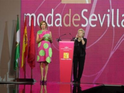 Agatha Ruiz de la Prada recibe en Sevilla un premio por su dedicación a la moda