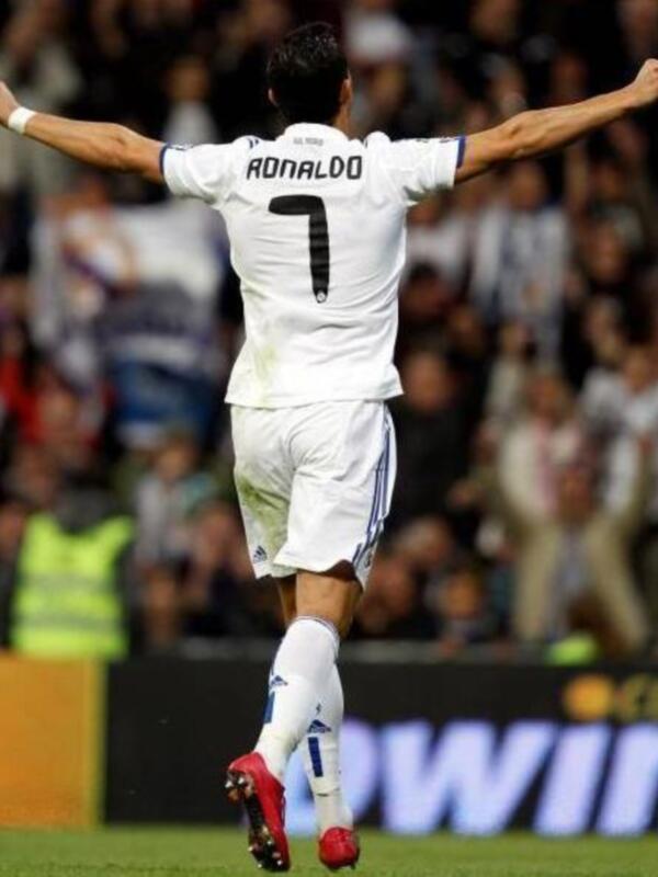 Jugador del Real Madrid celebra un gol con los brazos levantados en el estadio.