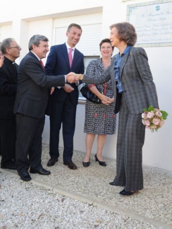 Oficiales y autoridades saludándose en una ceremonia oficial.