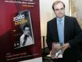 Carlos Herrera posa junto a su libro "Zoido destino Sevilla" en una presentación.