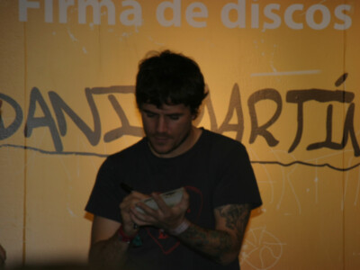 Dani Martín firma discos de su primer trabajo en solitario Pequeño en Sevilla