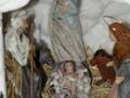 Representación artística de la Natividad con figuras religiosas en un establo