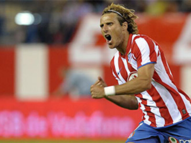 Jugador de fútbol celebrando con entusiasmo durante un partido.