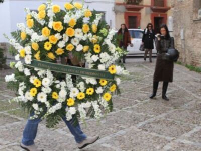 Rafael Medina con su mujer y su hermano Luis asisten a la misa funeral por su tío Luis en el palacio de Pilatos de Sevilla