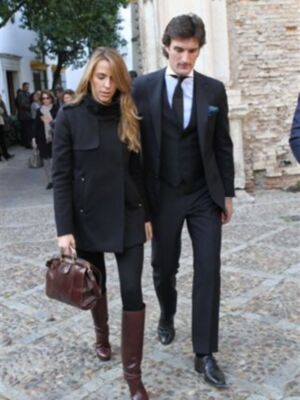 Rafael Medina con su mujer y su hermano Luis asisten a la misa funeral por su tío Luis en el palacio de Pilatos de Sevilla