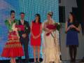 Premiación en evento de belleza con participantes en trajes típicos y vestidos formales.
