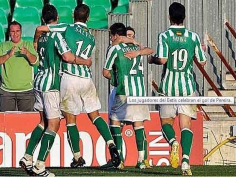 Jugadores del Betis celebran un gol durante un partido de fútbol.