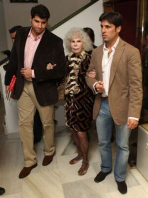 La Duquesa de Alba, del brazo de Fran y Julián Contreras desmiente que se haya casado 