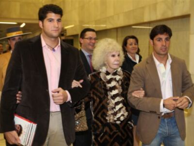 La Duquesa de Alba, del brazo de Fran y Julián Contreras desmiente que se haya casado 