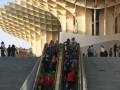Escaleras en el Metropol Parasol de Sevilla, España. Personas subiendo y bajando las escaleras. Arquitectura moderna con forma de nido.