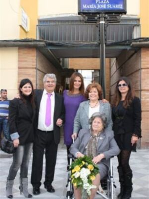 María José Suárez homenajeada por su pueblo natal acompañada de toda su familia