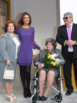 María José Suárez homenajeada por su pueblo natal acompañada de toda su familia
