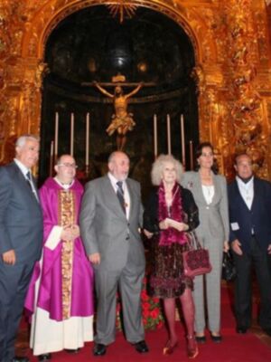Curro Romero, primera salida pública tras salir del hospital para hacerse hermano del cachorro junto a Carmen Tello y Cayetana de Alba