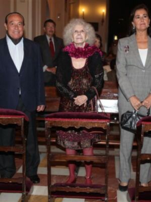 Curro Romero, primera salida pública tras salir del hospital para hacerse hermano del cachorro junto a Carmen Tello y Cayetana de Alba