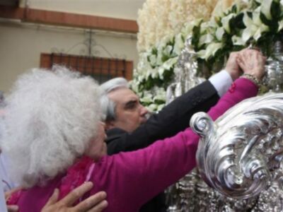 La Duquesa de Alba disfruta de la semana santa de Sevilla a pie de calle, como una sevillana más