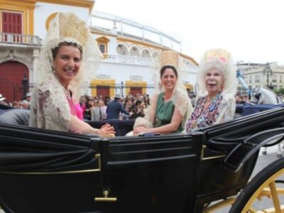 La Duquesa de Alba, con mantilla, madrina de la exhibición de enganches  