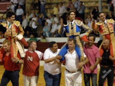 Los tres toreros a hombros en la segunda de Osuna