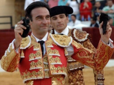 Los tres toreros a hombros en la segunda de Osuna