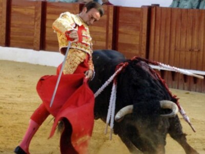 Los tres toreros a hombros en la segunda de Osuna