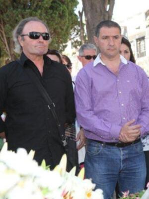 Amador Mohedano llevo flores para Rocío Jurado en el V aniversario de su fallecimiento