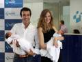 Familia feliz con recién nacidos en el Hospital Viamed Santa Angela de la Cruz.