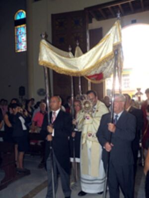 Solemne Procesión Eucarística, por las calles de la barriada Sevillana del Cerro del Águila‏