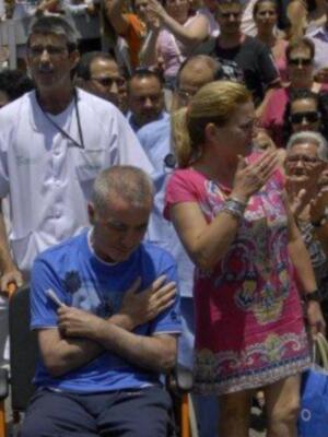 Ortega Cano dado de alta mucho más delgado, pelo corto canoso, agradecido y con un rosario 