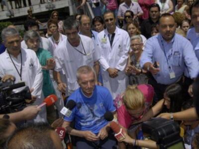 Ortega Cano dado de alta mucho más delgado, pelo corto canoso, agradecido y con un rosario 