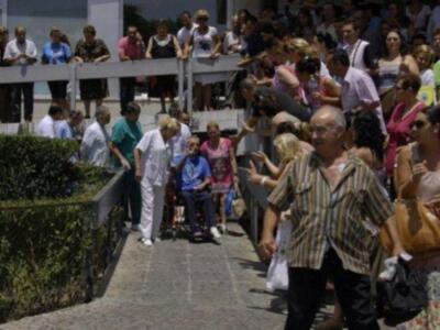 Ortega Cano dado de alta mucho más delgado, pelo corto canoso, agradecido y con un rosario 